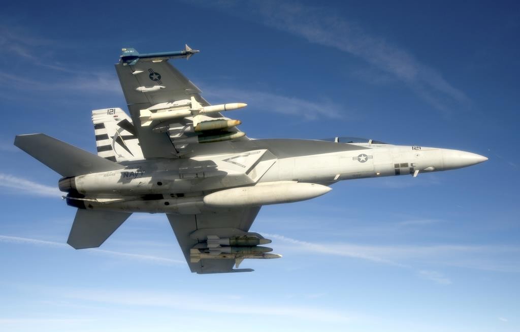 Pocisk AARGM pod skrzydłem Super Horneta, fot. Greg L. Davis/US Navy