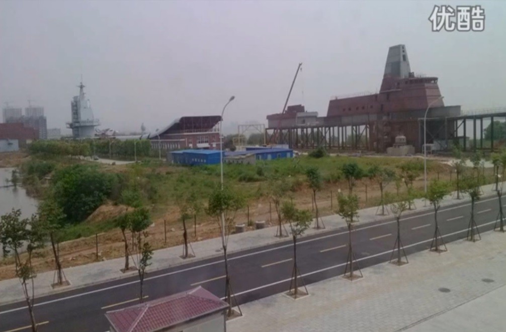 Młodzi chińscy internauci umieścili w sieci m.in. film o wielkich, testowych makietach lotniskowca i niszczyciela rakietowego – fot. YouTube