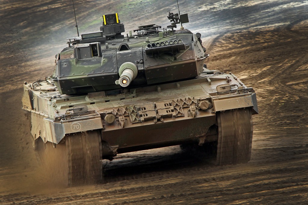 W 2013 roku zawarto między innymi kontrakt na sprzedaż 62 czołgów Leopard 2 (na zdjęciu) i 24 haubic Panzerhaubitze 2000 do Kataru. Fot. Sebastian Wilke/Bundeswehr/Medien Bundeswehr/flickr.