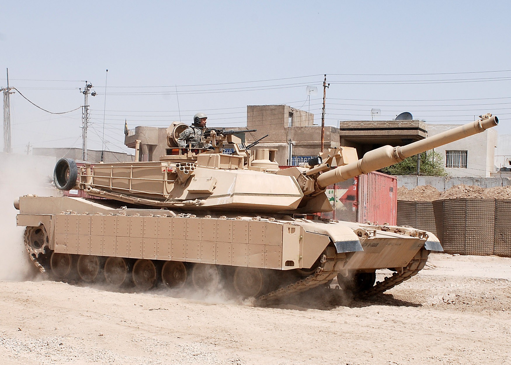 Dostosowanie czołgów Abrams do walk w obszarach zurbanizowanych w Iraku wymagało wprowadzenia szeregu modyfikacji. W perspektywie 20 lat charakter walk w obszarach zurbanizowanych może ulec ogromnym zmianom, z uwagi na proliferację nowoczesnych technologii. Nowe warunki wymuszą podjęcie przez US Army szeregu kroków, aby utrzymać zdolność do skutecznego wykonywania zadań. Fot. SSG Joseph Rivera Rebolledo/US DoD.