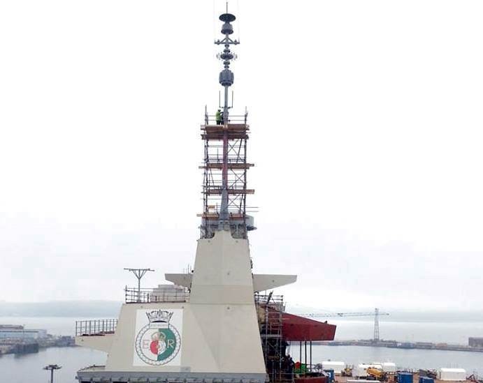 Lotniskowiec HMS „Queen Elizabeth” ma już swoją docelową wysokość po zamontowaniu głównego masztu – fot. Royal Navy