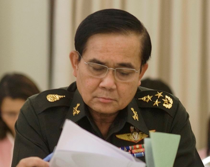 Generał Prayuth Chan-ocha, dowódca sił zbrojnych Tajlandii i jednocześnie szef Narodowej Rady Utrzymania Pokoju i Porządku, czyli władz wojskowych ustanowionych w drodze przewrotu. Fot. Government of Thailand/Wikimedia Commons.