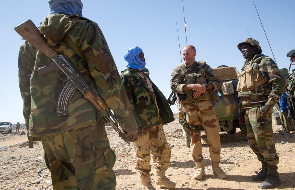 Władze Mali osiągnęły porozumienie z separatystycznym ruchem Tuaregów, co pozwoliło na wprowadzenie zawieszenia broni. Siły zbrojne Francji prowadzą w Mali operację Serval, współdziałając z misją ONZ i siłami rządowymi. Fot. Ministerstwo Obrony Francji/EMA/defense.gouv.fr.