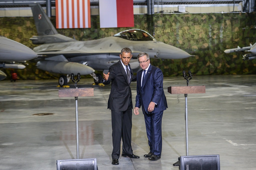 Prezydenci Obama i Komorowski na tle samolotów F-16. Minister finansów stwierdził, że poziom 2,3 % udziału nakładów na obronę w PKB w 2015 roku zapewnią spłaty za myśliwce F-16. Wcześniej deklarował on, że najprawdopodobniej będzie w stanie znaleźć dodatkowe 800 mln zł na obronę, zgodnie z propozycją prezydenta. Fot. US Embassy Poland/flickr.