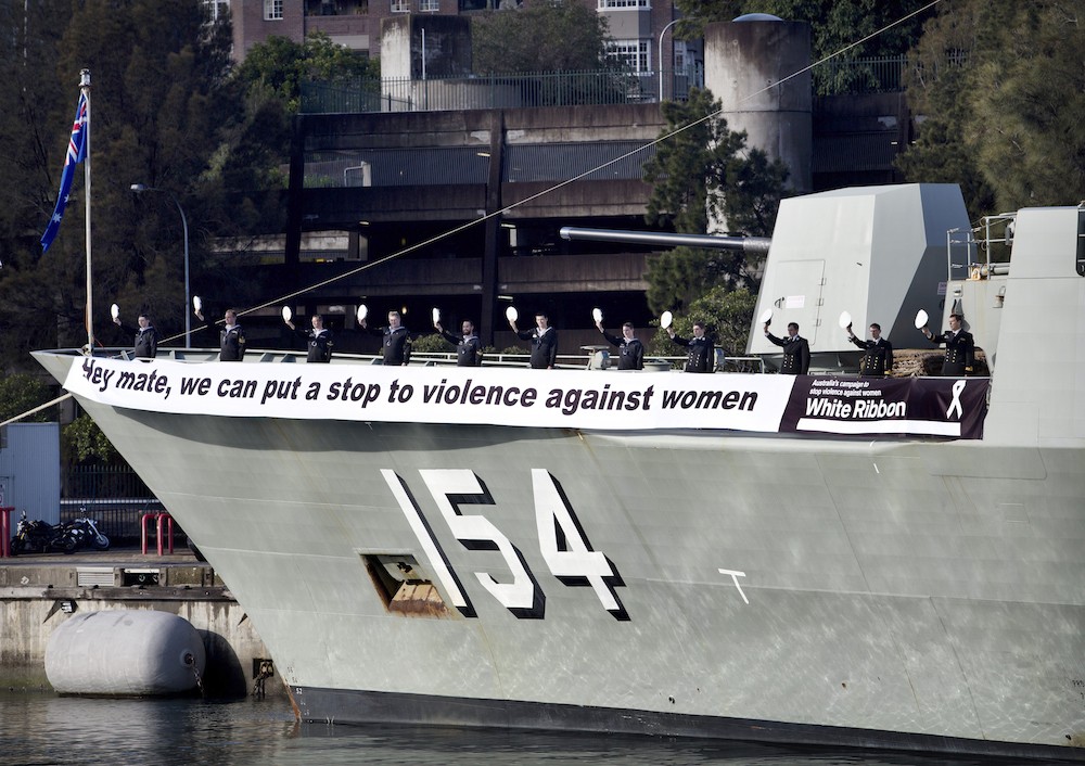 Australijska marynarka wojenna wsparła kampanię przeciwko przemocy wobec kobiet uzyskując certyfikat White Ribbon – fot. news.navy.gov.au