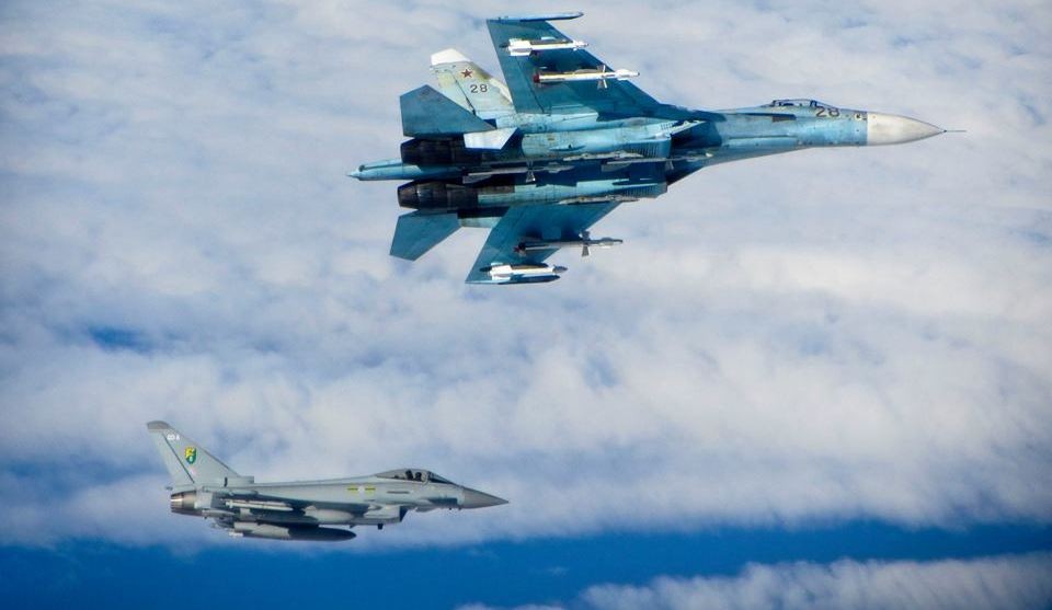 Rosyjski Su-27 i brytyjskich Eurofighter Typhoon nad Bałtykiem - fot. Crown Copyright