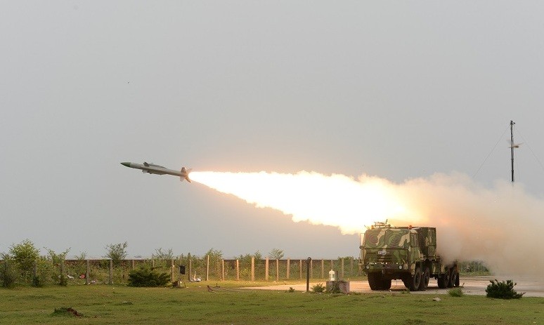 Próbne odpalenie pocisku rakietowego zestawu przeciwlotniczego Akash do celu o parametrach pocisku manewrującego. Fot. DRDO.