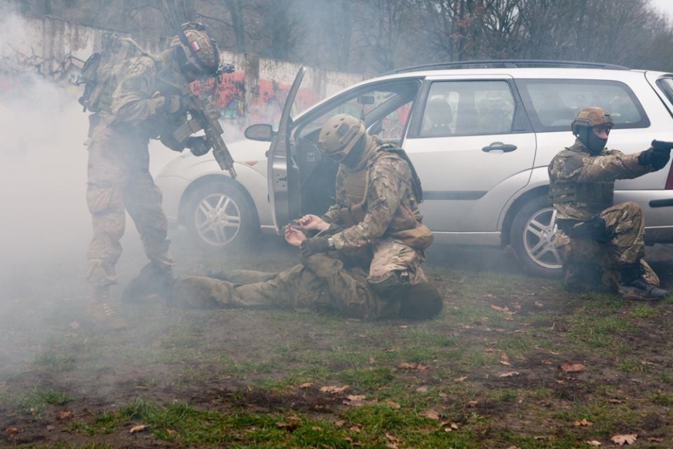 Fot. Federacja Organizacji Proobronnych via Facebook. Na zdjęciu: "Airsoftowy Samodzielny Pododdział Szturmowy Kwidzyn" podczas pokazu z okazji tego rocznego Święta Niepodległości, Kwidzyn, Autor Aleksander Łubiński