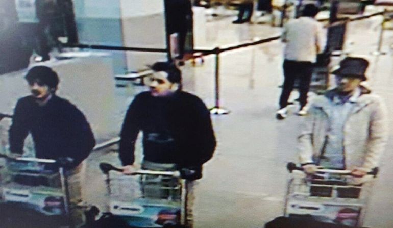 Mohamed Abrini po prawej stronie, na zdjęciu z monitoringu brukselskiego lotniska, które zostało wykonane niedługo przed zamachem