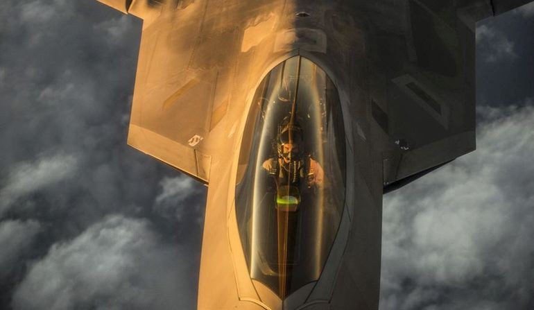 F-22 Raptor sfotografowany nad Morzem Arabskim w trakcie misji wykonywanej w ramach operacji "Inherent Resolve". Fot. U.S. Air Force/Staff Sgt. Corey Hook