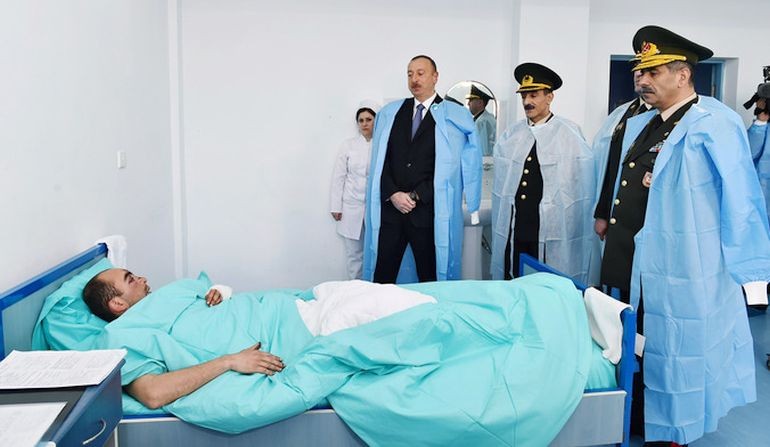 Prezydent Azerbejdżanu Ilham Alijew odwiedza rannych w szpitalu. Fot. president.az