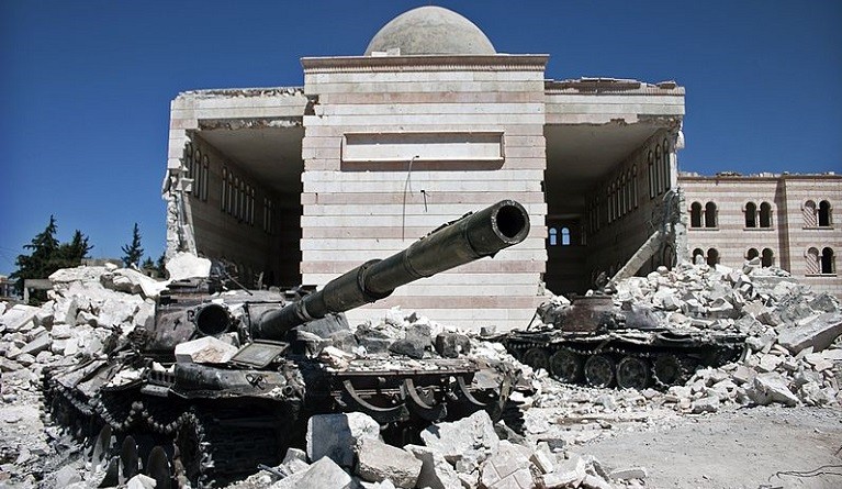 Zniszczone czołgi przed meczetem w Azaz/Fot. Wikipedia/Christiaan Triebert