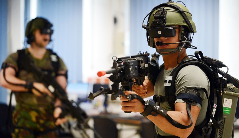 Holenderscy żołnierze korzystający z wirtualnego systemu taktycznego pola walki. Fot. U.S. Army