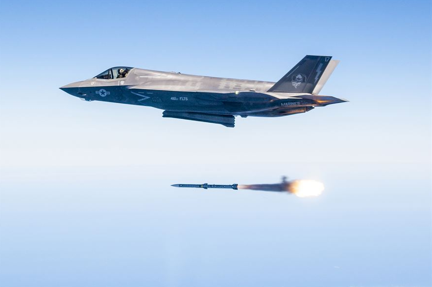 Odpalenie pocisku AMRAAM z samolotu F-35 /Fot. Lockheed Martin/Daniel Russel via USAF.