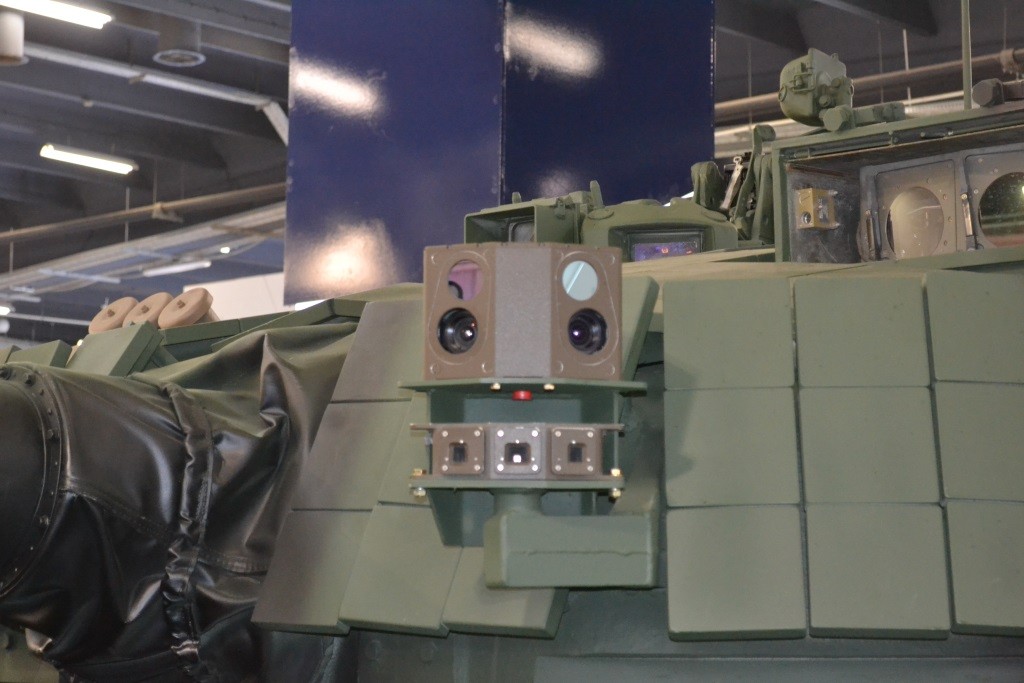 Jeden z czterech zamontowanych na stałe czołgowych zestawów detektorów systemu SOD i OBRA-3. Fot. M.Dura