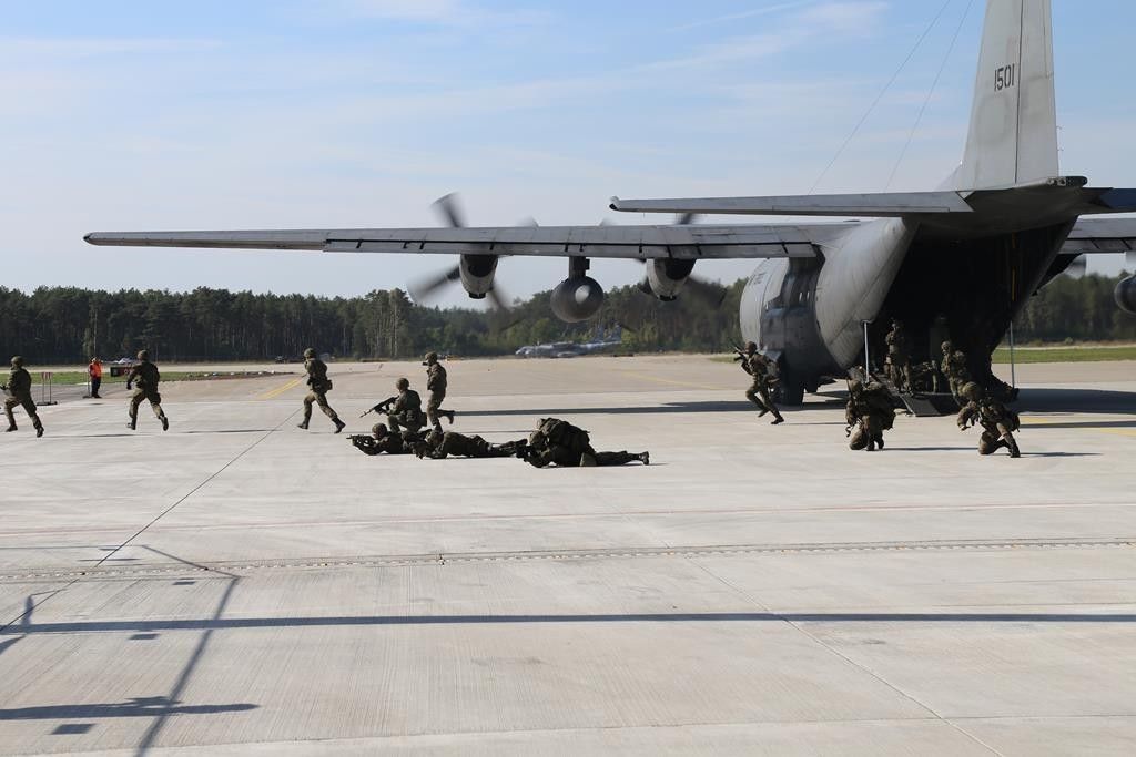 Epizod ćwiczenia Dragon-17 na cywilnym lotnisku w Szymanach. Fot. Rafał Lesiecki / Defence24.pl