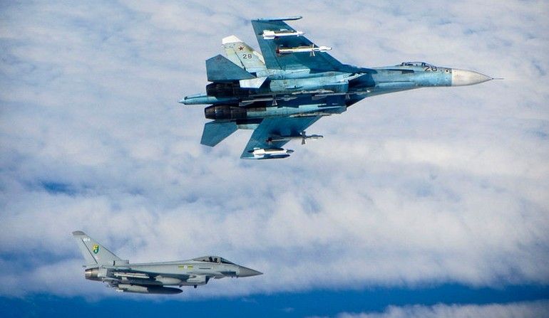 Brytyjski Eurofighter Typhoon w czasie przechwycenia rosyjskiego Su-27 w czasie misji Baltic Air Policing w 2014 roku. Fot. RAF
