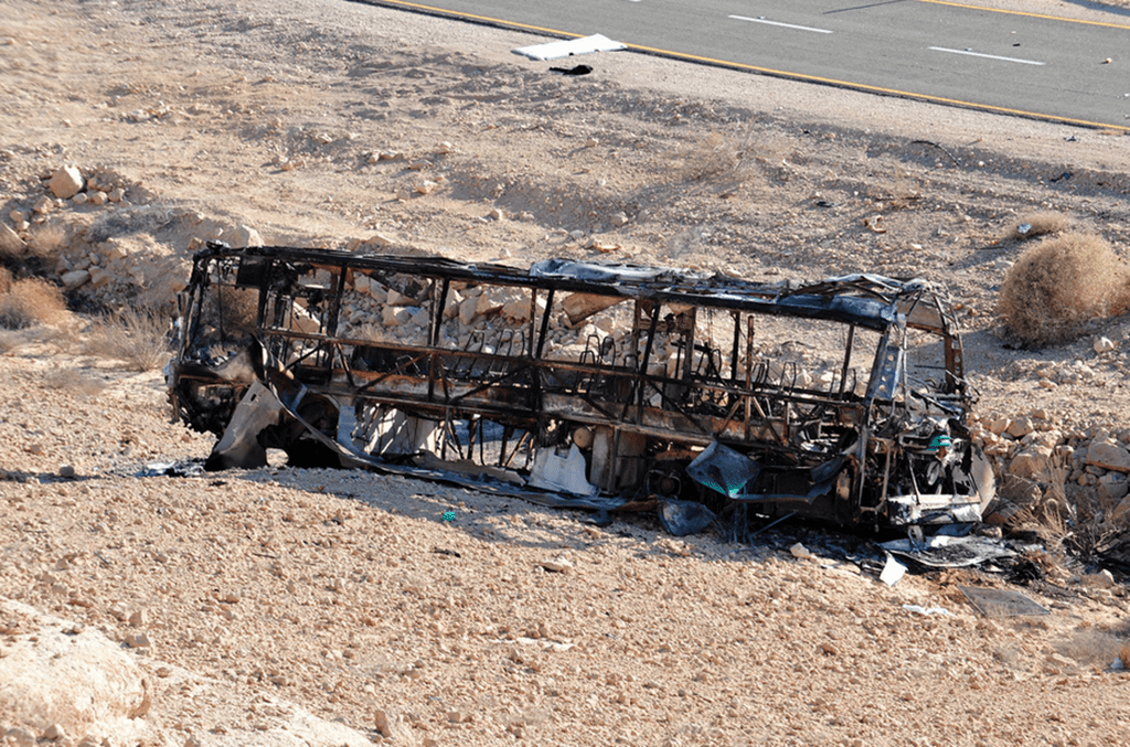 Autobus zniszczony w ataku terrorystów w Izraelu. Fot. IDF/flickr.