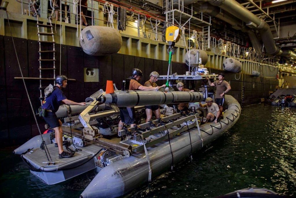 Marynarze brytyjscy przygotowują do użycia bezzałogowy pojazd podwodny Mk 18 Mod 2 – fot. Royal Navy