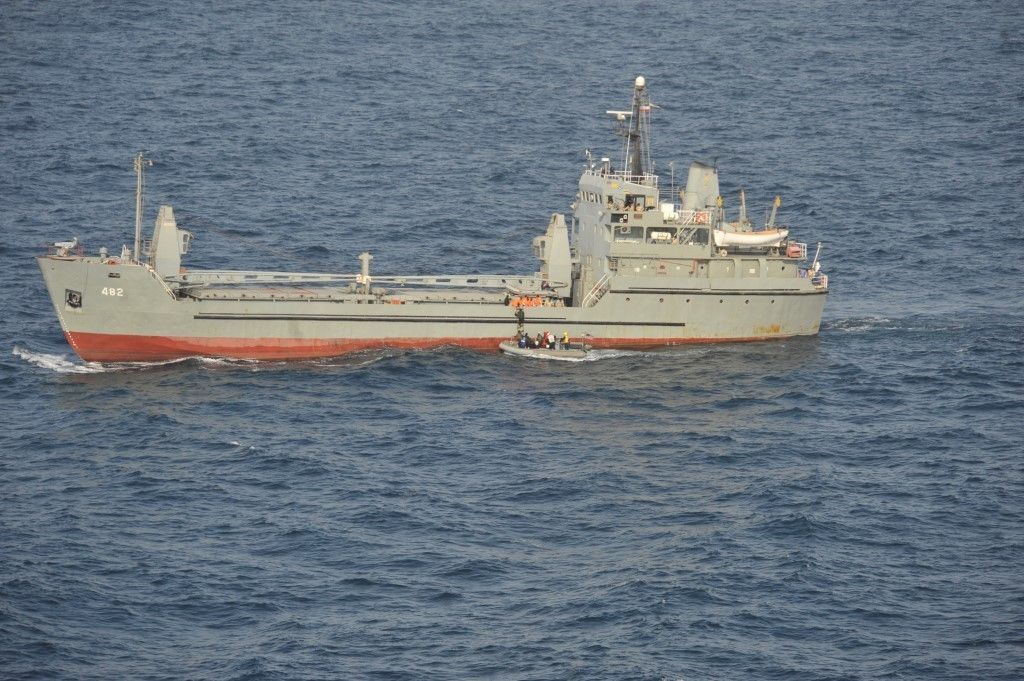 Amerykańscy marynarze wchodzą na pokład okrętu irańskiej marynarki wojennej „Chiroo”, po tym jak w sierpniu 2010 r. okręt ten stanął w płomieniach, a jego załoga została ewakuowana śmigłowcami przez Amerykanów – fot. US Navy