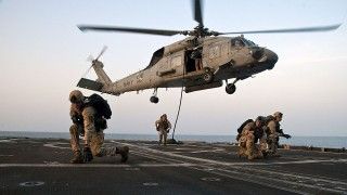 Amerykański śmigłowiec SH-60B Seahawk w akcji - fot. US DoD