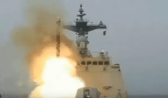Odpalenie pocisku manewrującego Hyunmoo 3 z pokładu okrętu południowokoreańskiej marynarki wojennej. Fot. ROK Ministry of Defence/YouTube.com