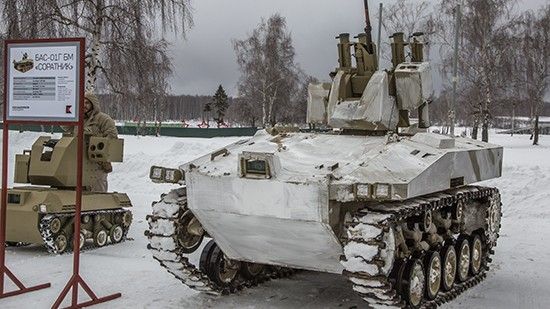 Uzbrojone, zdalnie sterowane rosyjskie roboty: „Nieriechta” (z prawej) oraz „Soratnik” (z lewej). Fot. mil.ru