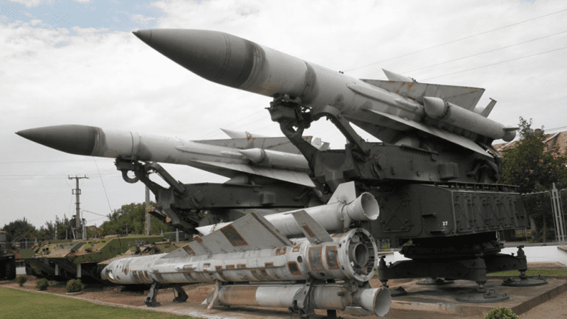 Wyrzutnie i pociski jednej z wersji systemu S-200. Odłamki takiej rakiety spadły w 2017 roku w Jordanii, choć celem były izraelskie samoloty.