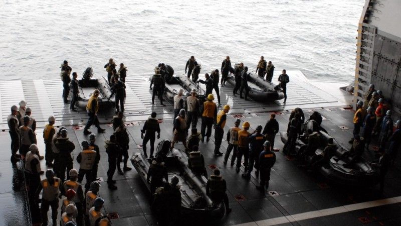 Wspólne ćwiczenia japońskich i amerykańskich komandosów na śmigłowcowcu desantowym USS „Makin Island” w 2011 r. – fot. A.Justin/US Navy