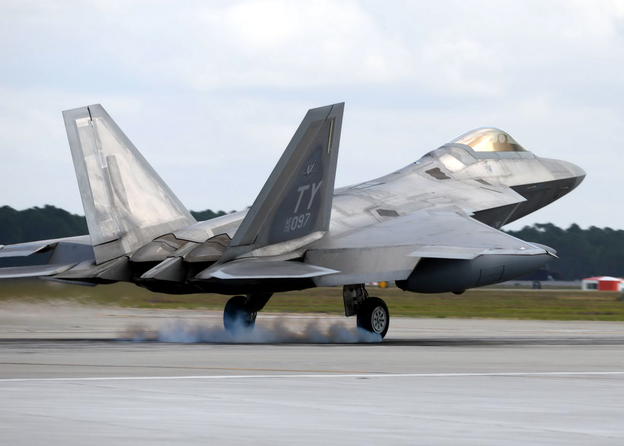 Więcej amerykańskich myśliwców F-22 Raptor w Łasku