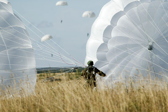 Wojsko kupuje spadochrony do skoków HALO/HAHO