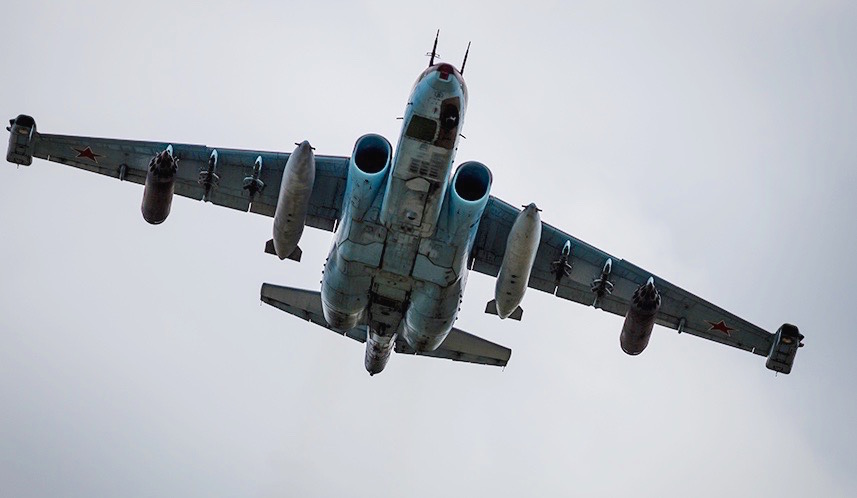 Sypią się. Rosyjski Su-25 ląduje na brzuchu