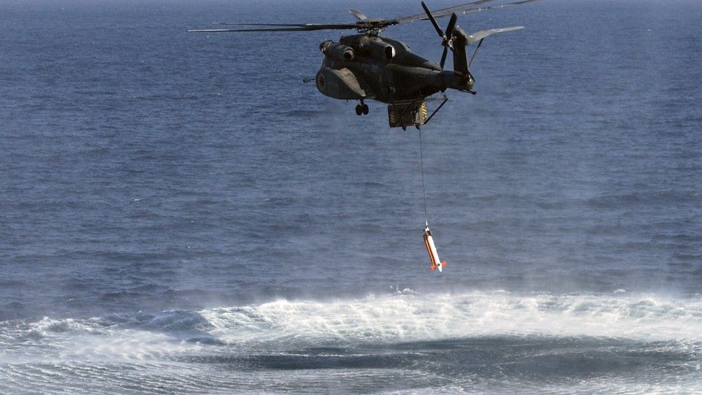 Śmigłowiec MH-53E Sea Dragon podczas opuszczania do wody sonaru wykrywania min AN/AQS-14A – fot. US Navy