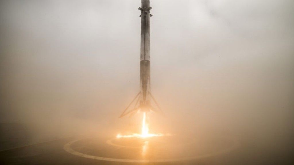 Dolny stopień rakiety Falcon 9 ląduje po wyniesieniu drugiej partii satelitów Iridium NEXT. Fot. SpaceX
