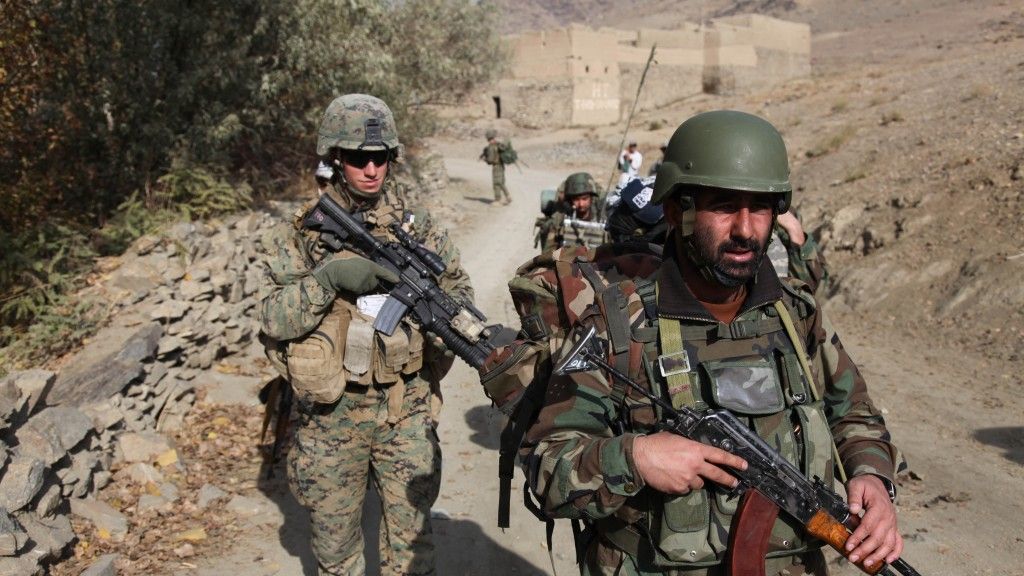Atak, w którym zginął amerykański generał ponownie wywołał obawy o lojalność żołnierzy i funkcjonariuszy afgańskich sił bezpieczeństwa. Na zdjęciu patrol USMC i afgańskiej armii w 2009 roku. Fot. Sgt. Teddy Wade/US DoD.