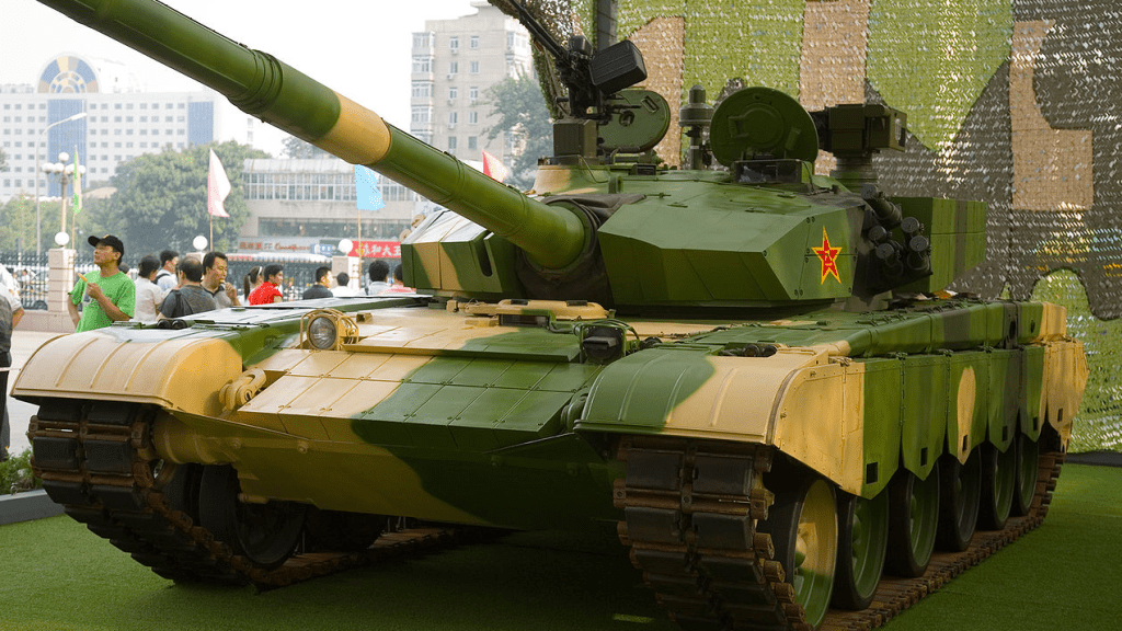Parametry chińskiej armaty powodują, że prawdopodobnie będzie wymagała opracowania nowych czołgów, bądź znacznej modyfikacji istniejących (jak na zdjęciu - Typ 99). Fot. Max Smith/Wikipedia.