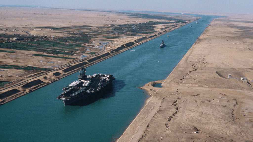 Lotniskowiec USS America przechodzi przez Kanał Sueski. Fot. W. M. WELCH/US Navy via Wikipedia.