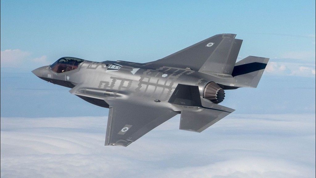 <p>Pierwszy F-35I lotnictwa Izraela. Izraelskie maszyny to głęboko zmodernizowana siłami lokalnego przemysłu wersja F-35A. Kraj ten nie wyklucza także budowy maszyny dwumiejscowej. Fot. Mjr Ofer/IAF</p>
