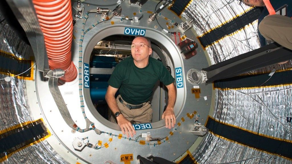 Randy Bresnik zagląda do wnętrza modułu BEAM. Fot. NASA