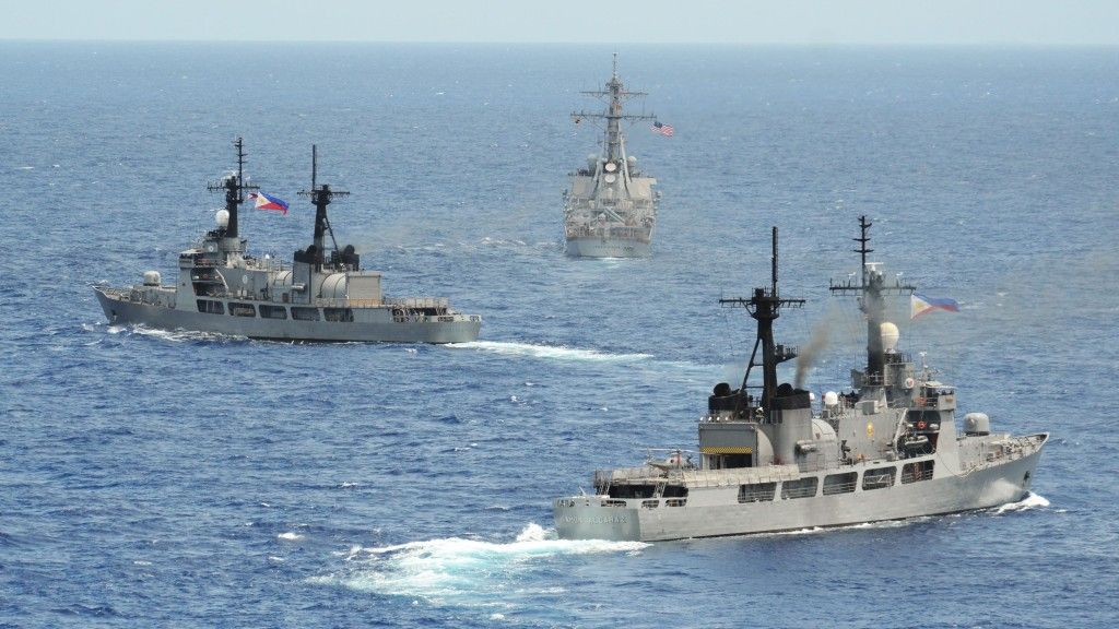 Filipińskie fregaty BRP „Gregaorio del Pilar” (PF-15) i BRP „Ramon Alcaraz” (PF-16) w towarzystwie amerykańskiego niszczyciela USS „John S. McCain” (DDG 56) – fot. US Navy