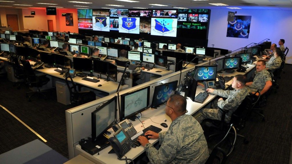 Poszczególne rodzaje sił zbrojnych Stanów Zjednoczonych rozbudowują jednostki, przeznaczone do działań w cyberprzestrzeni. Dotyczy to m.in. US Army i USAF (na zdjęciu). Fot. William Belcher/USAF.