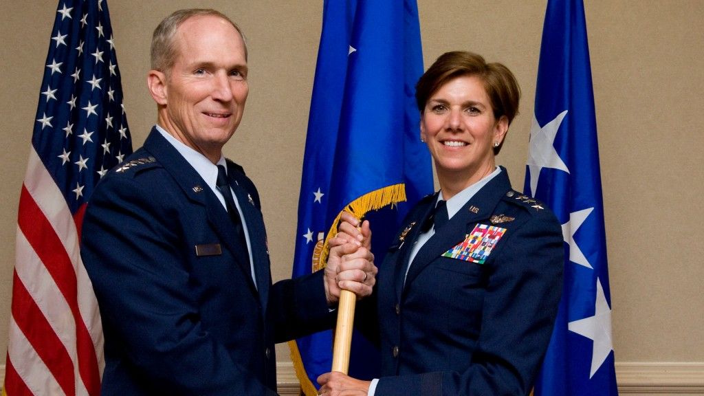Lori Robinson podczas promocji na stopień generała porucznika w maju 2013 roku wraz z gen. Michaelem Hostage, szefem dowództwa lotnictwa bojowego USAF. Fot. Staff Sgt. John Strong/USAF.