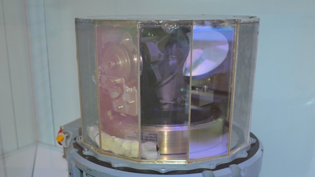 Optyczny układ sterujący promieniem lasera systemu zakłócającego głowice rakiet przeciwlotniczych – fot. M.Dura