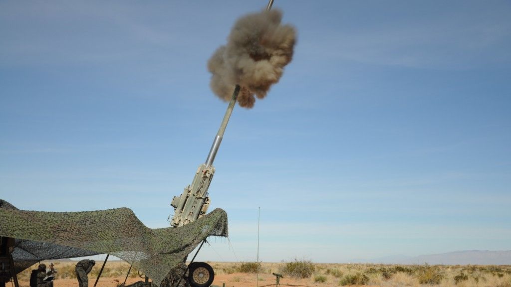 Raytheon otrzymał kontrakt na rozpoczęcie pełnoskalowej produkcji seryjnej pocisków Excalibur Ib. Na zdjęciu wystrzelenie Excalibura z haubicy M777. Fot. Sgt. Sean Harriman/US Army.