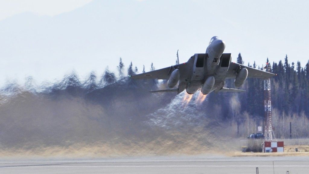 Samolot F-15 podczas startu. - fot. USAF
