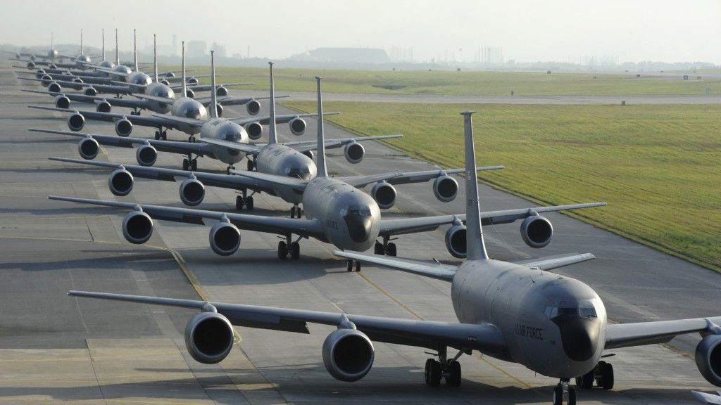 Jedenaście tankowców powietrznych RC-135 Rivet Joint z 909 Dywizjonu gotowych do startu na lotnisku Kadena – fot. M.Morris/USAF