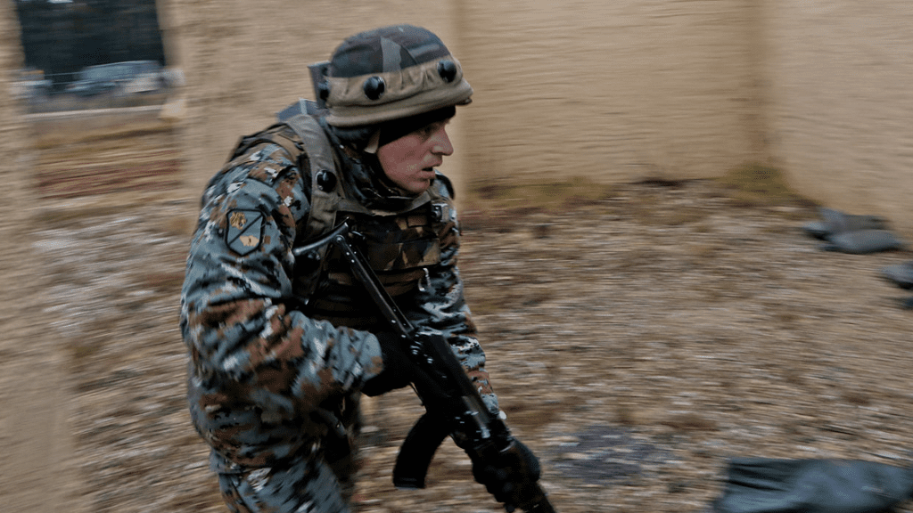 Żołnierz armii Macedonii w czasie ćwiczeń. Fot. SPC Bryan Rankin/US DoD via Wikipedia.
