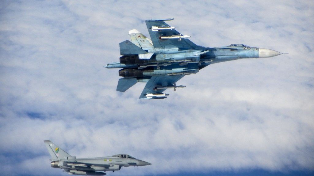 Rosyjski samolot SU-27 przechwycony nad Bałtykiem 17 czerwca 2014 r. przez brytyjskie myśliwce Typhoon – fot. RAF/MOD/Wikipedia
