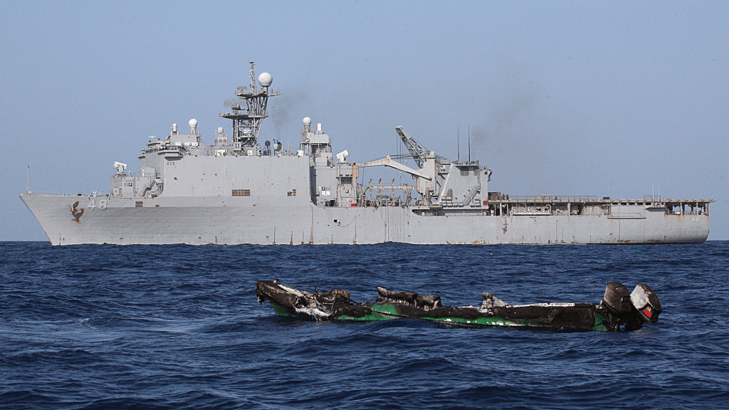 Paląca się łódź motorowa piratów w pobliżu zaatakowanego wcześniej okrętu desantowego USS „Ashland” – fot. Jason R. Zalasky/US Navy