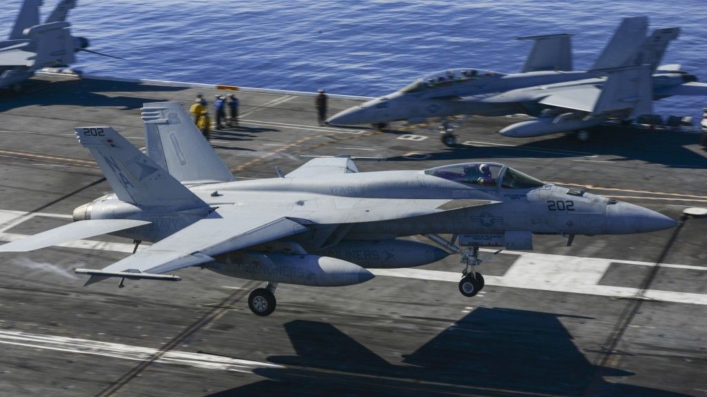 Amerykańskie i australijskie samoloty F/A-18 mają być wyposażone w zestawy zakłócające rakiety naprowadzane radiolokacyjnie – fot. US Navy
